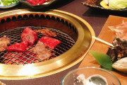 焼肉屋に行ったら客がみんな下を向いて何も食べてない。奥から出てきたマスターの首には赤黒い縄の跡…
