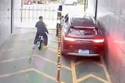 【動画】明らかに通れない幅のゲートに挑んだSUV乗りが（ノ∇`）