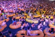 中国・武漢でプールパーティ開催→ すし詰めで「世界に喧嘩を売ってるレベル」と話題に