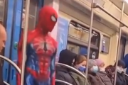スパイダーマンが地下鉄にあらわれた！華麗なパフォーマンスを披露するスパイダーマン。海外の反応