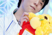 ぬいぐるみのプーさんに何度も話しかける羽生結弦(26)、女さんから「かわいい～」と大絶賛