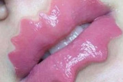 またインスタで変なものが流行ってる。唇の形を波打たせる「オクトパスリップ」が美容トレンドに