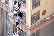 【動画】ロックダウンに疲れた上海の住人、6階からハシゴで脱出してしまう(ﾟoﾟ)