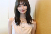 ＜長濱ねる＞透け感セットアップで美スタイル　白シャツ×ミニボトムでキュートな笑顔
