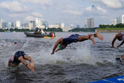 「あわや大惨事」東京五輪で大失態！トライアスロンでボートがスタートの邪魔（海外の反応）