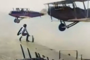 脱輪した飛行機を救うため別の飛行機に乗った女性が上空で車輪を取りつける…1926年の恐るべき映像