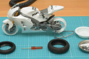 バイクのプラモデル作るのムズすぎワロタｗｗｗｗｗｗ