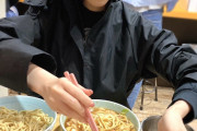 【画像】ラーメン屋で「背脂」を爆食する人間