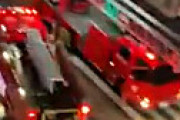 【動画】 八王子駅近くの路上で奇声をあげて暴れ消火器撒き散らかす謎の男、警官が確保の瞬間を激写　緊急車両集結で騒然