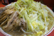 出されたラーメンに「ぬるいんじゃボケえぇ！！」と文句をつける爺！爺がラーメンを持って店員に詰め寄るが、バランスを崩してスープがバシャン！爺「あつぅっ