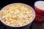 「映画館」の飲み物って高くないですか？ 節約のために「持ち込み」はダメなんでしょうか？