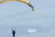 【動画】飛行中にスルリと抜け落ちてしまうパラグライダーの死亡事故。
