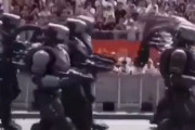 中国製の超強力なロボット戦士の軍事パレード…1分間に6000発の弾丸を発射！