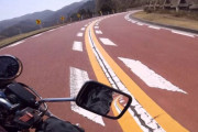 初めてバイク乗ったら思い通りにカーブ曲がれなくて草