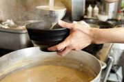 「大量にキムチを取る人がいて…」　卓上の無料トッピングサービスを廃止せざるを得なかったラーメン店店主の苦悩