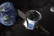 約20日周期で謎の減光が起きる星、NASA観測衛星「TESS」のデータから発見！