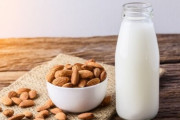 アーモンドミルク 、市場規模100億円を突破し豆乳よりも早い速度で拡大！品薄待ったなし