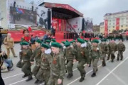 ロシア戦勝記念日を前にウラジオストクで小学生が軍服を着てパレード！