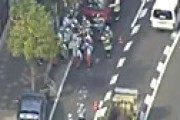 【動画】 横浜市・金沢区のバス停に車が突っ込み、巻き込まれた歩行者ら7人以上けが　緊急車両集結で現地騒然