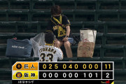 【悲報】阪神ファンのカップルさん、聖地・甲子園でパンチラ撮影