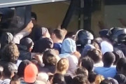 おフランス、エアコン販売を巡って数百人が殺到し奪い合いwww