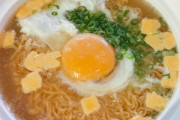 チキンラーメンってうまさのピークが30秒くらいしかないだけで不味くはないよな