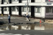 【速報】「道路の陥没がある」広島市の交差点　現場では水もあふれだし 周辺の建物が傾き閉じ込められたという情報も