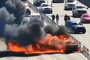 【動画】炎上する車の側を通り抜けるのはこんなに危険(((ﾟДﾟ)))