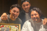 梶谷隆幸さん、宮﨑敏郎さん赤堀大智さんとスリーショット！手にはDeNA時代の写真付きケーキも！