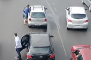 6400万再生されているGJ動画。道路の真ん中で立ち往生した車を救った男。