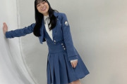 【日向坂46】スカートが膝上！？最新アー写の全身姿＆ジャケット無ver.がこちら！！！