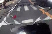 【動画】 クラクション鳴らせば横断歩道に人がいても止まらなくてなくていいと思ってる衝撃動画が話題に
