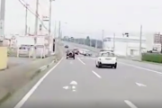 【動画】ジムニーさん、突っ込まれて横転してしまう