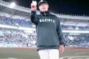 千葉魂　新生マリーンズ　上々の船出　吉井監督、冗談交え悩み解く　千葉ロッテ