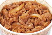 すき家の牛丼に髪の毛が入っていたと店員を呼ぶも対応がひどいとSNSで拡散 → 「店員の質が低い」「髪の毛くらいで」と意見分かれる
