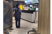 【悲報】警察さん、マックを買いに来ただけで晒されてしまうｗｗｗｗ