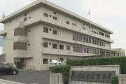 【悲報】包丁を口にくわえ、両手にも1本ずつ持っていた男を逮捕