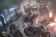 【動画】バイク屋さん、炎上してるのに意味不明な対応をしてしまう・・・