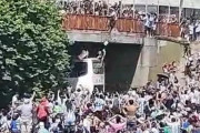 ◆悲報◆アルゼンチンの400万人W杯優勝パレード、惨劇に…選手バスに飛び乗ろうしたファンが落下し死亡 選手はヘリで避難