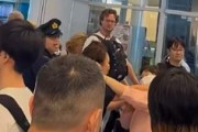 【東京】羽田空港で中国女２人が列を巡って喧嘩　お互いの髪を引っ張り合う　空港警備員「落ち着け。離れて。警察呼んでるから」