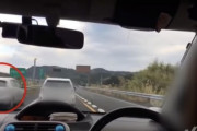 【悪質】１車線の高速道路で路肩から追い越す車がこちらwwwwww