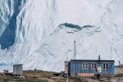 グリーンランド沿岸村の1メートル先まで巨大な氷山が接近…緊張感高まる村の住民たち！