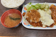 ワイ、定食屋でご満悦
