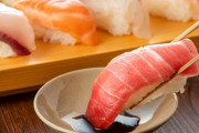 海外「お寿司の正しい食べ方ってあるのかな」好きに食べるのではダメみたい