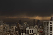 【動画】イラン首都テヘランに地獄の黒い雨「雨が本当に黒く染まっているのが見える。どうやら油が大量に混じっているようだ」石油貯蔵施設への攻撃後に発生