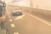 【動画】加速レーン追い越しに失敗して壁とトレーラーに挟まれてしまった車(´･_･`)
