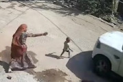 【動画】小さな男の子が中型SUVにひき逃げされる事件。