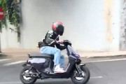 【衝撃】カーブを曲がりきれなかったバイクが壁に突っ込んでしまう事故。