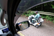 車の間をすり抜ける「シニアカー」、歩行者扱いなのに車道でとんでも運転をしてしまうwwwwwww