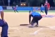 これは良いドッキリ。突然の怪我か、デッドボールか、野球の試合中にバッターが倒れたと思ったら・・・。海外の反応